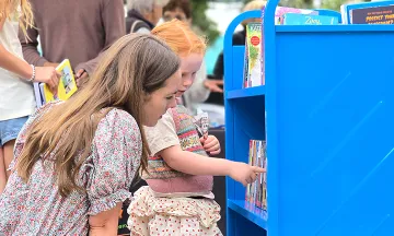 parent and child looking through books
